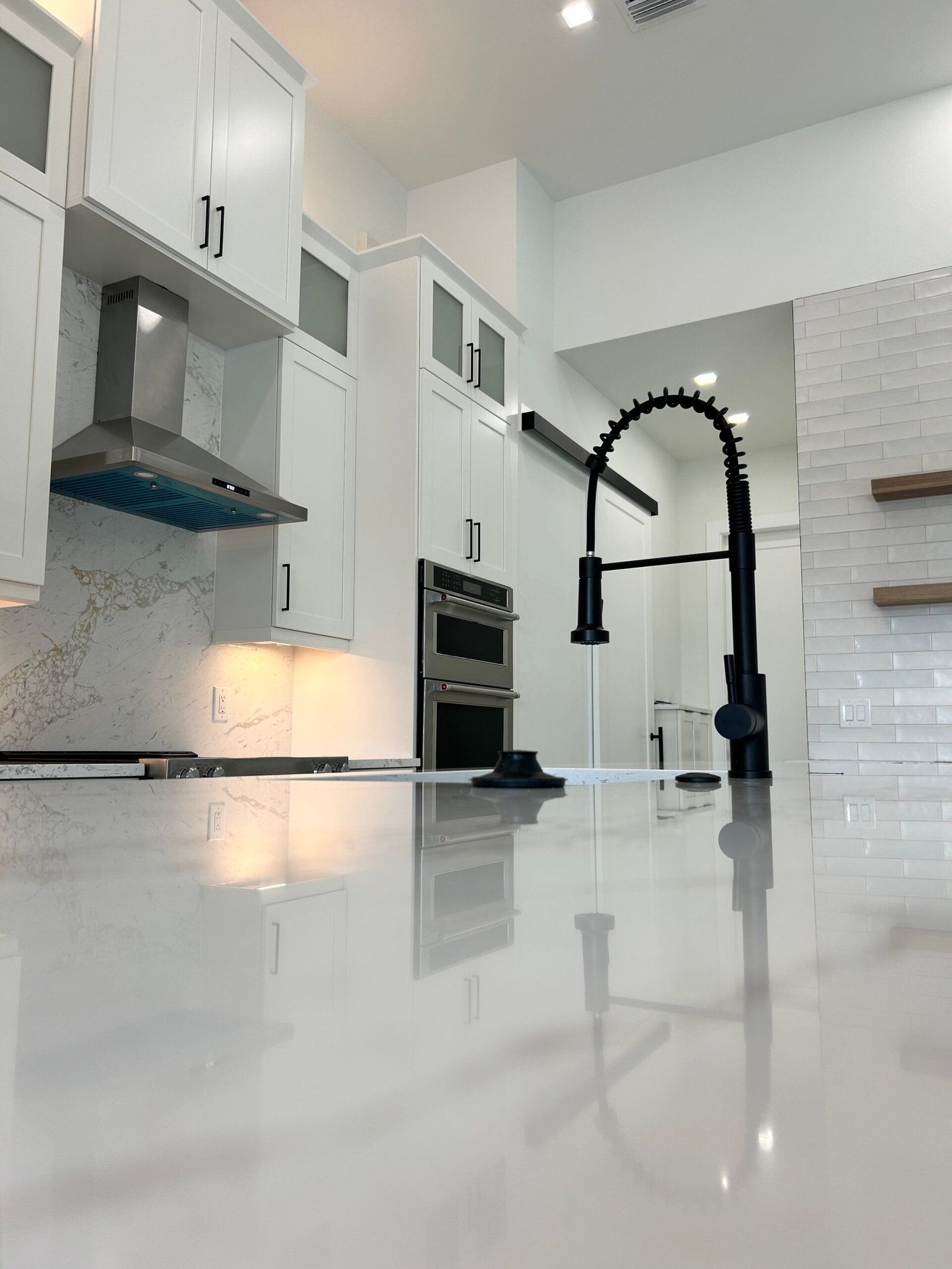 Detailed cleaning of a modern kitchen